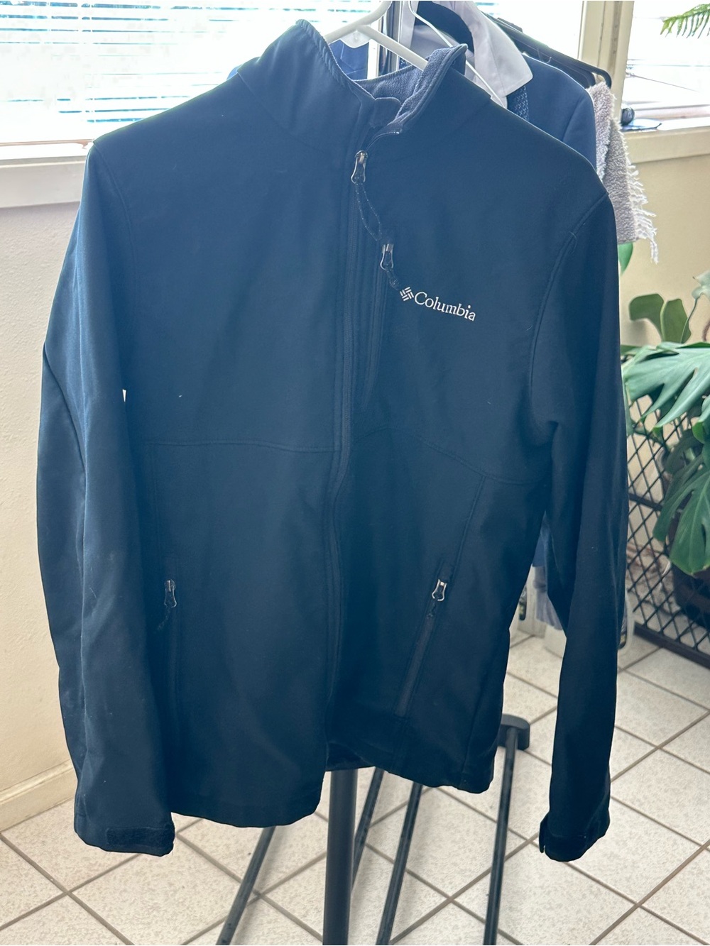 Men’s Medium Columbia Black Midweight Softshell Jacket